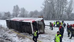 YOLCU OTOBÜSÜ DEVRİLDİ; 6 ÖLÜ, 33 YARALI